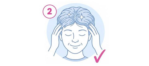 Illustration einer Person, die sich mit beiden Händen die Kopfhaut massiert, die Augen geschlossen hat und lächelt; im Bild sind Glitzerpartikel im Haar, die Zahl 2 und ein Häkchen zu sehen.