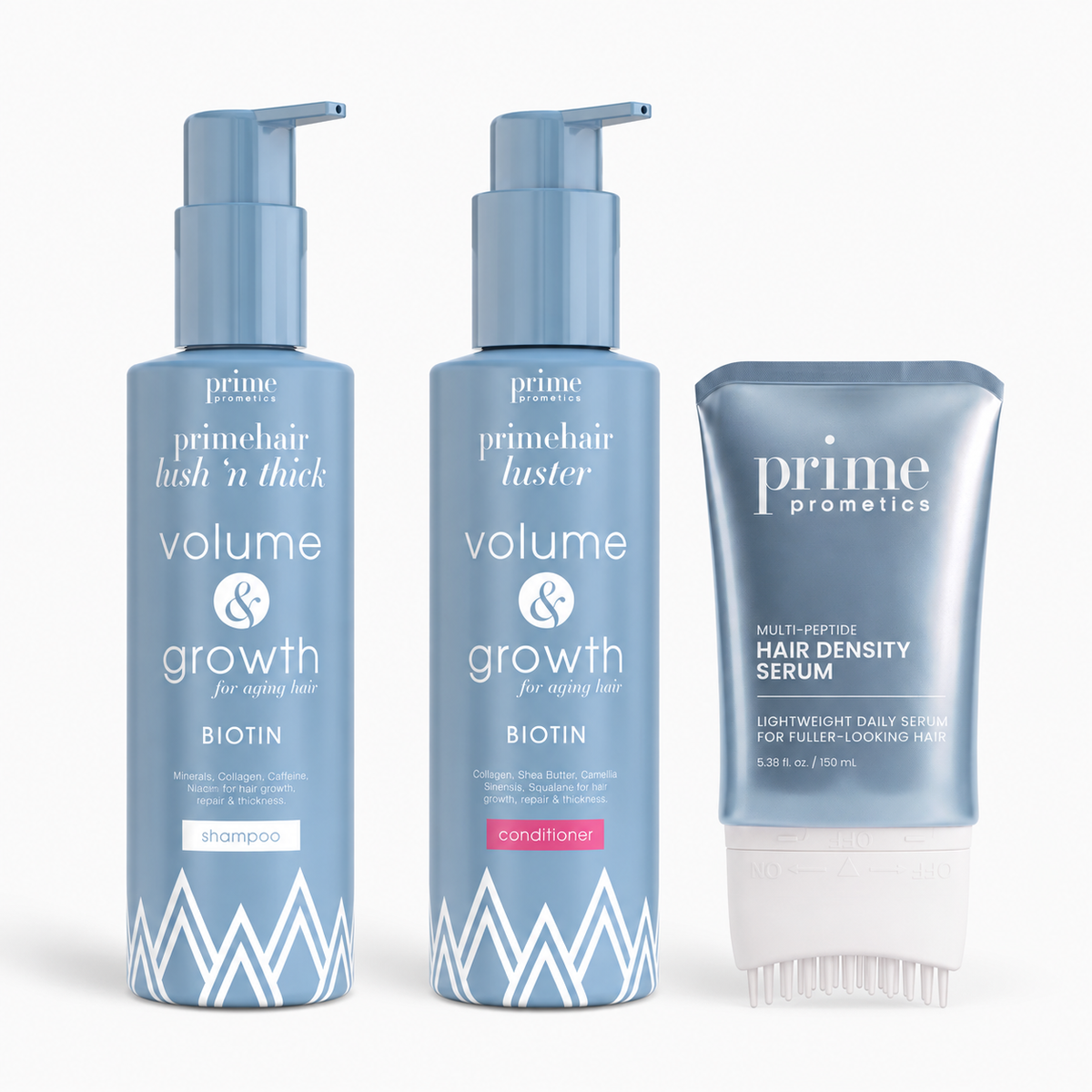 Zwei blaue Pumpflaschen mit Shampoo und Spülung aus dem Bring On The Volume-Set neben einer Tube Multi-Peptide Hair Density Serum mit Applikatorspitze.