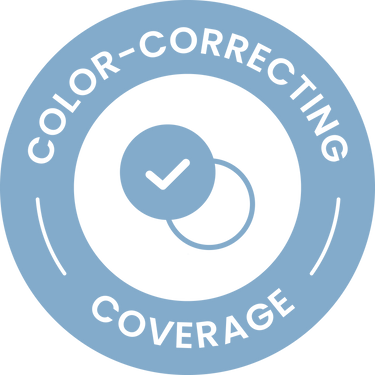 Ein blaues, rundes Abzeichen mit weißer Aufschrift „COLOR-CORRECTING COVERAGE“ und einem Symbol in der Mitte, das aus einem Häkchen besteht, das zwei Kreise überlagert.