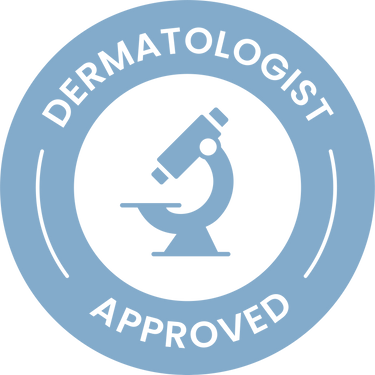 Ein blaues, rundes Abzeichen mit einem Mikroskop-Symbol in der Mitte und der Aufschrift „DERMATOLOGIST APPROVED“ am Rand.