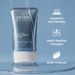 Eine Tube PrimePrometics™ Multi-Peptide Hair Density Serum, umgeben von Wasserspritzern. Der Text hebt die wichtigsten Merkmale hervor: sorgt für volleres Haar, enthält einen Multi-Peptid-Komplex und verfügt über eine integrierte Bürste. Der Hintergrund ist in einem sanften Blauton gehalten.