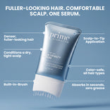 Eine Tube PrimePrometics™ Multi-Peptide Hair Density Serum mit integrierter Bürste, die für die Anwendung von der Kopfhaut bis in die Haarspitzen konzipiert ist, zeichnet sich durch Farbsicherheit und schnelle Einziehung aus und sorgt so für volleres aussehendes Haar – all dies wird vor einem blauen Hintergrund präsentiert.