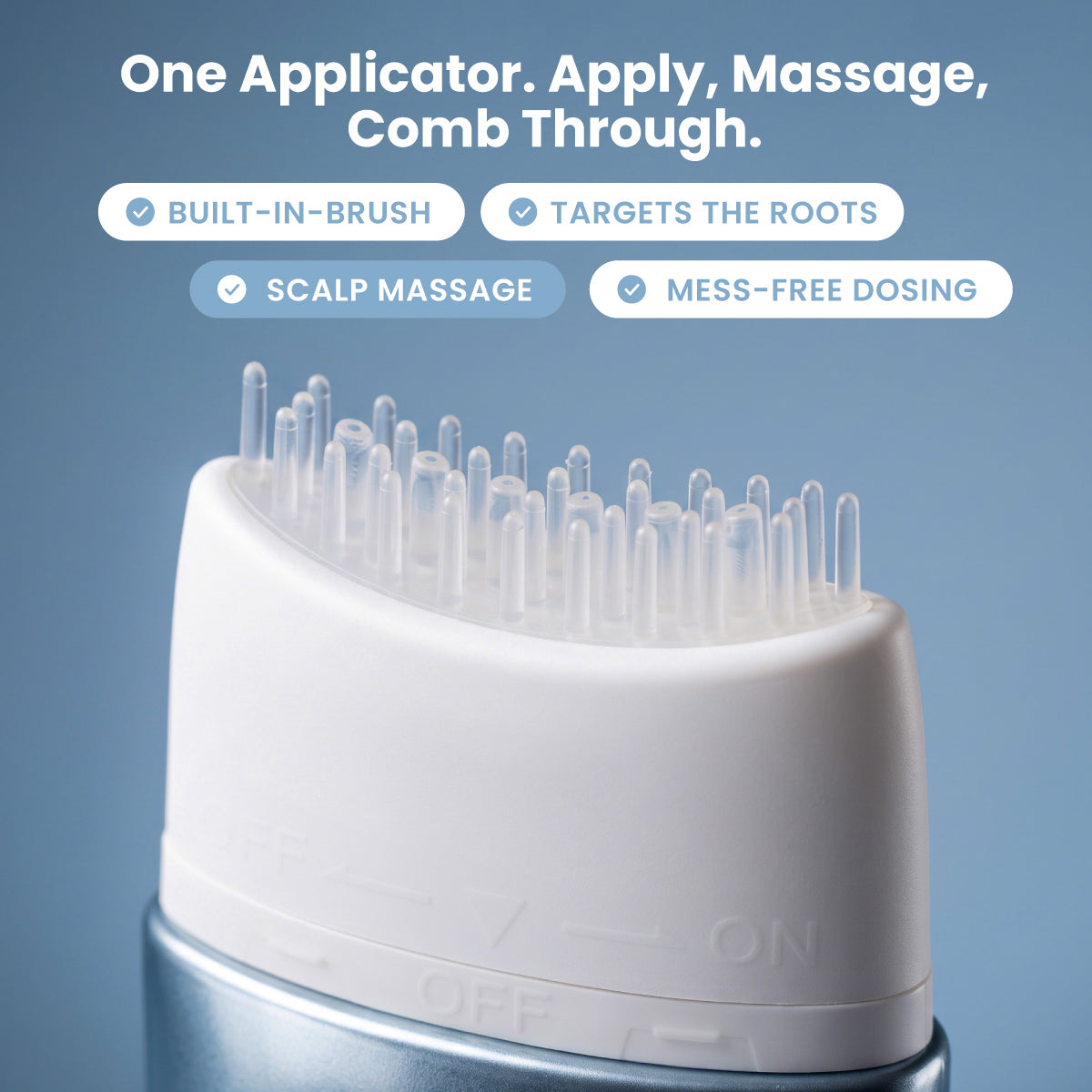 Nahaufnahme des Applikators des PrimePrometics™ Multi-Peptide Hair Density Serums mit integrierter Bürste mit weichen Borsten. Der Text hebt die Vorteile hervor: integrierte Bürste, gezielte Anwendung an der Haarwurzel, sanfte Kopfhautmassage und saubere Dosierung für volleres Haar – alles vor einem blauen Hintergrund.
