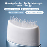 Nahaufnahme des Applikators des PrimePrometics™ Multi-Peptide Hair Density Serums mit integrierter Bürste mit weichen Borsten. Der Text hebt die Vorteile hervor: integrierte Bürste, gezielte Anwendung an der Haarwurzel, sanfte Kopfhautmassage und saubere Dosierung für volleres Haar – alles vor einem blauen Hintergrund.