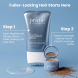 Multi-Peptide Hair Density Serum und Abdeckpuder von PrimePrometics™ vor blauem Hintergrund, mit einem Text, der zwei Schritte für volleres Haar beschreibt: Zuerst das Multi-Peptide Hair Density Serum auftragen, um die Haardichte zu erhöhen, dann das Puder verwenden, um den Haaransatz sofort abzudecken.