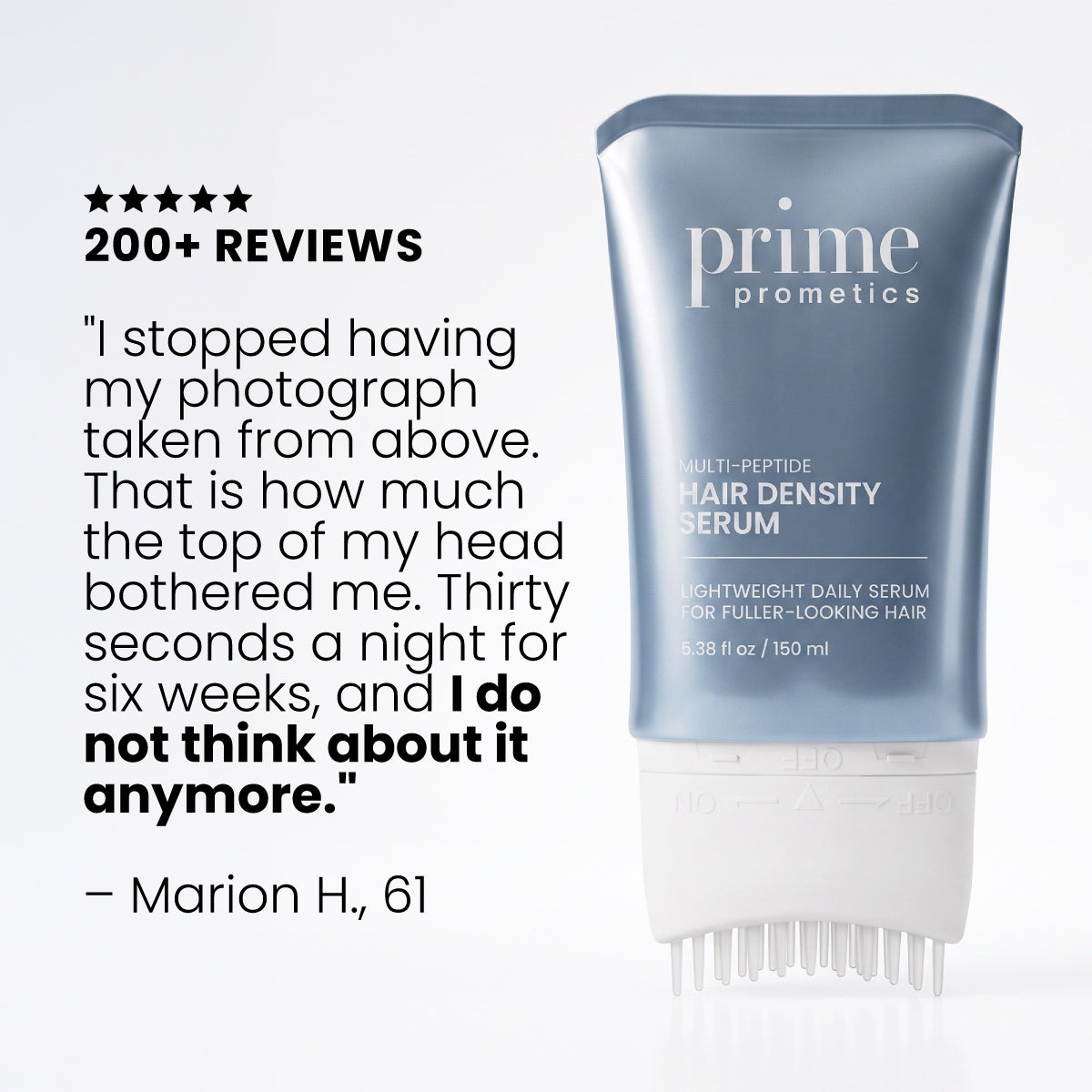 Eine blaue Flasche des PrimePrometics™ Multi-Peptide Hair Density Serums und eine Fünf-Sterne-Bewertung von Marion H., 61, die das Produkt dafür lobt, dass es das Selbstbewusstsein in Bezug auf das Haar stärkt und nach sechs Wochen abendlicher Anwendung für volleres aussehendes Haar sorgt.