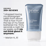 Eine blaue Flasche des PrimePrometics™ Multi-Peptide Hair Density Serums und eine Fünf-Sterne-Bewertung von Marion H., 61, die das Produkt dafür lobt, dass es das Selbstbewusstsein in Bezug auf das Haar stärkt und nach sechs Wochen abendlicher Anwendung für volleres aussehendes Haar sorgt.