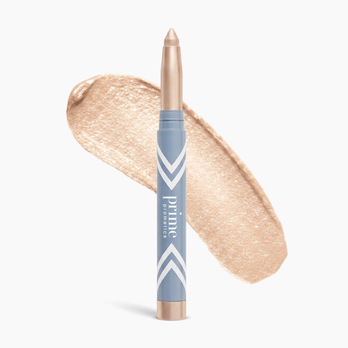 Ein beiger, schimmernder Lidschattenstift in einer blau-goldenen Hülse mit der Aufschrift „Prime Prometics“, abgebildet vor einem weißen Hintergrund, hinter dem ein Farbmuster zu sehen ist.