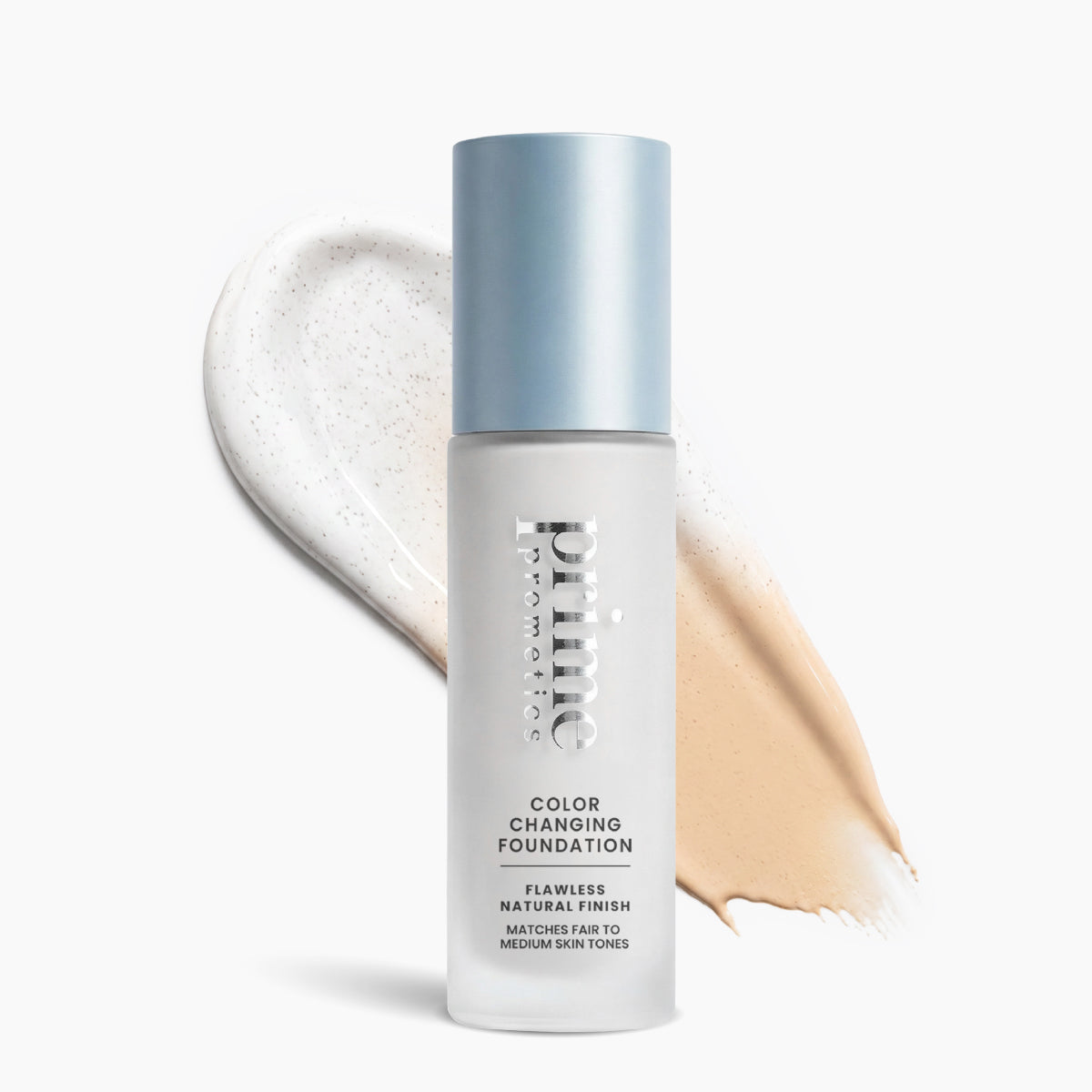 Eine Flasche „Prime Prometics Color Changing Foundation“ steht vor weißen und beigen Foundation-Farbmuster auf weißem Hintergrund.