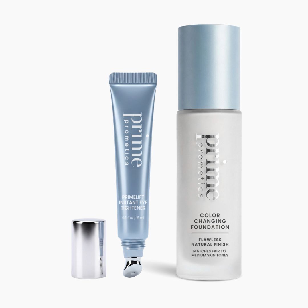 Das „Lift Me Up Duo“ von PrimePrometics™ umfasst zwei silber-blaue Kosmetikprodukte: eine Tube „Instant Eye Tightener“ mit abgenommener Kappe für wunderschön gestraffte Augen sowie eine Flasche „Color Changing Foundation“ mit der Angabe „für helle bis mittlere Hauttöne“.