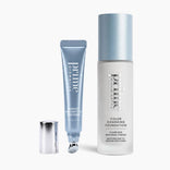 Das „Lift Me Up Duo“ von PrimePrometics™ umfasst zwei silber-blaue Kosmetikprodukte: eine Tube „Instant Eye Tightener“ mit abgenommener Kappe für wunderschön gestraffte Augen sowie eine Flasche „Color Changing Foundation“ mit der Angabe „für helle bis mittlere Hauttöne“.