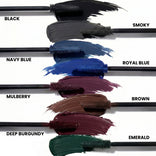 Sechs PrimePrometics™ PrimeLash-Mascara-Bürstchen präsentieren sich in leuchtenden Farbtönen – Schwarz, Marineblau, Maulbeere, Tiefes Burgunderrot, Smoky, Königsblau, Braun und Smaragdgrün –, die jeweils deutlich mit ihrem Namen beschriftet sind. Speziell als „Pro-Age“-Mascara für reife Frauen entwickelt, um das natürliche Wimpernwachstum zu fördern und gleichzeitig eine auffällige Farbe zu verleihen. Der Hintergrund ist weiß.