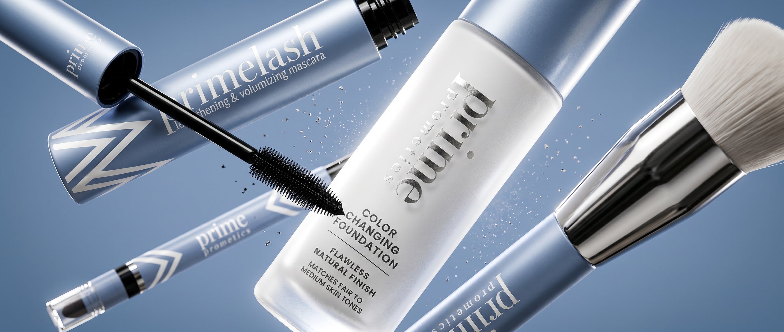 Verschiedene blaue und silberne Prime-Produkte für Wimpern und Make-up, darunter Mascara, Foundation und ein Make-up-Pinsel, schweben vor einem blauen Hintergrund.
