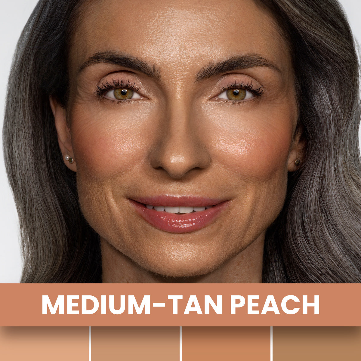 Eine Frau mit einem mittelbraunen, pfirsichfarbenen Teint lächelt in die Kamera. Unter ihrem Gesicht erscheint der Text „MEDIUM-TAN PEACH“ zusammen mit verschiedenen Farbfeldern, die Hauttöne darstellen.