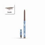 Mechanischer Augenbrauenstift in einem Taupe-Farbton mit einem Farbmuster oben links. Der Stift verfügt über einen blauen Schaft, der mit einem weißen Chevron-Muster verziert ist, sowie eine durchsichtige Kappe und einen integrierten Mini-Spitzer. Für ein makelloses, den ganzen Tag anhaltendes Ergebnis ergänzen Sie Ihre Routine perfekt, indem Sie dieses unverzichtbare Augenbrauenprodukt mit dem PrimePrometics™ PrimeEyes Glide Eyeliner, unserem wischfesten Eyeliner, kombinieren.